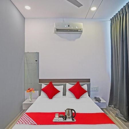 Hotel O Sky View Surat Buitenkant foto