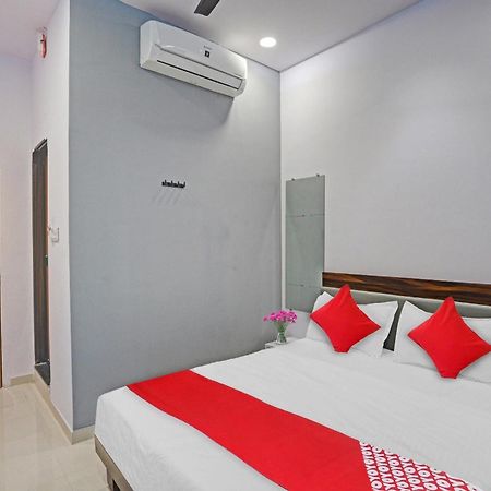 Hotel O Sky View Surat Buitenkant foto