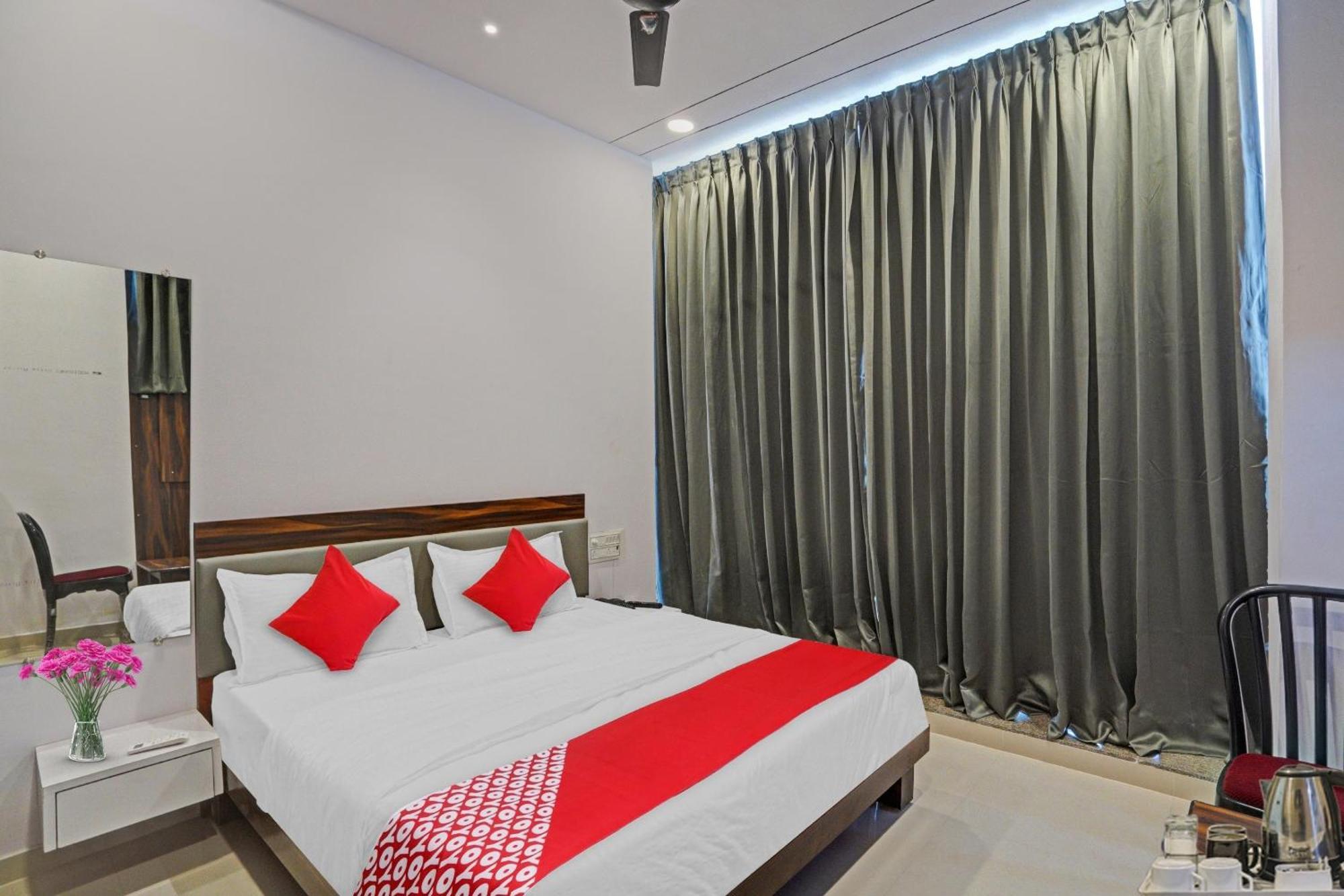 Hotel O Sky View Surat Buitenkant foto