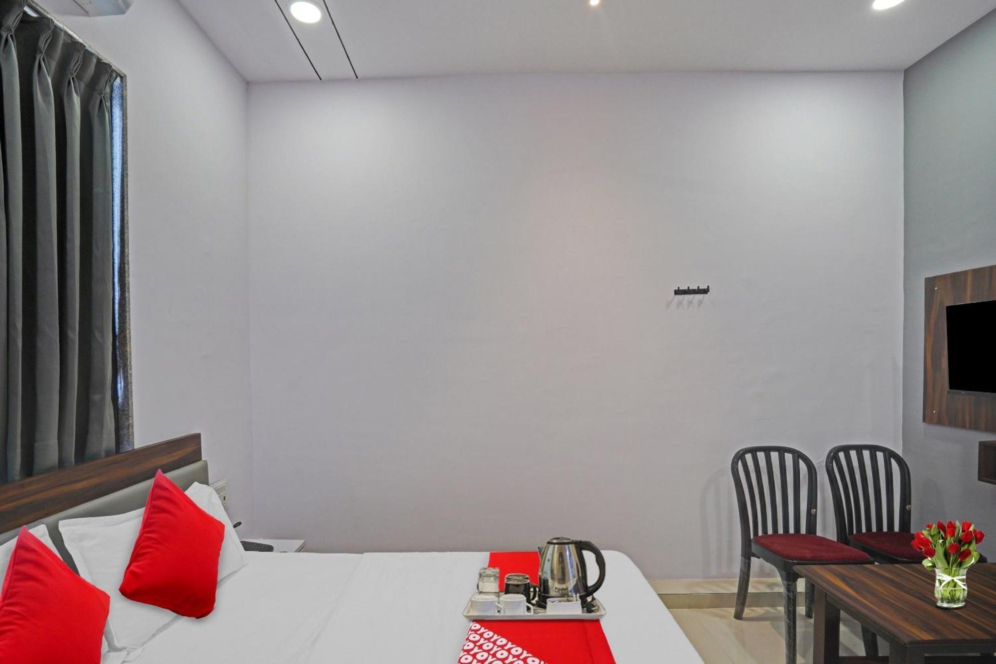 Hotel O Sky View Surat Buitenkant foto