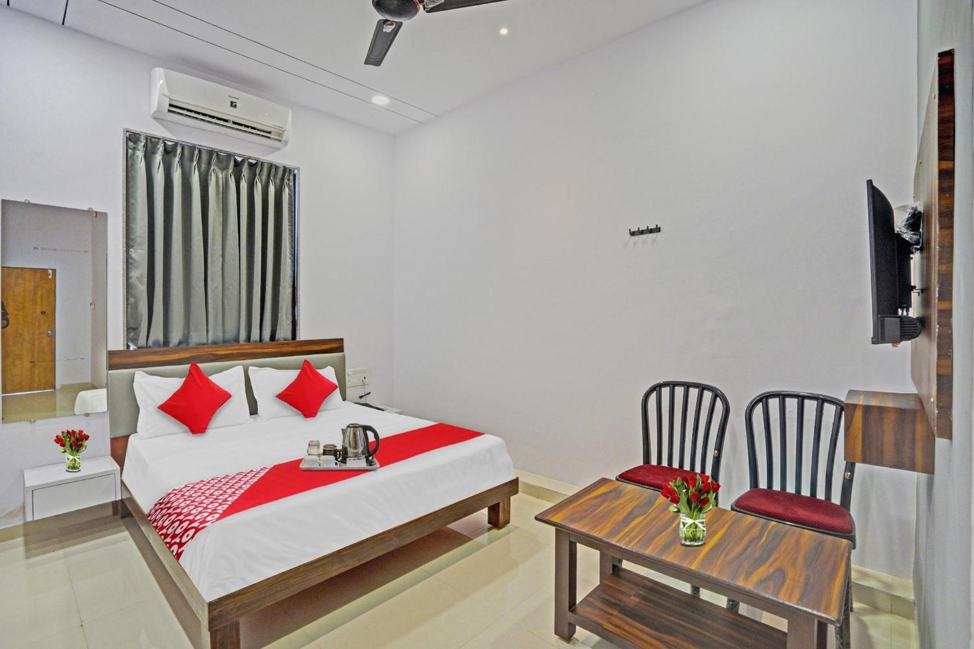 Hotel O Sky View Surat Buitenkant foto