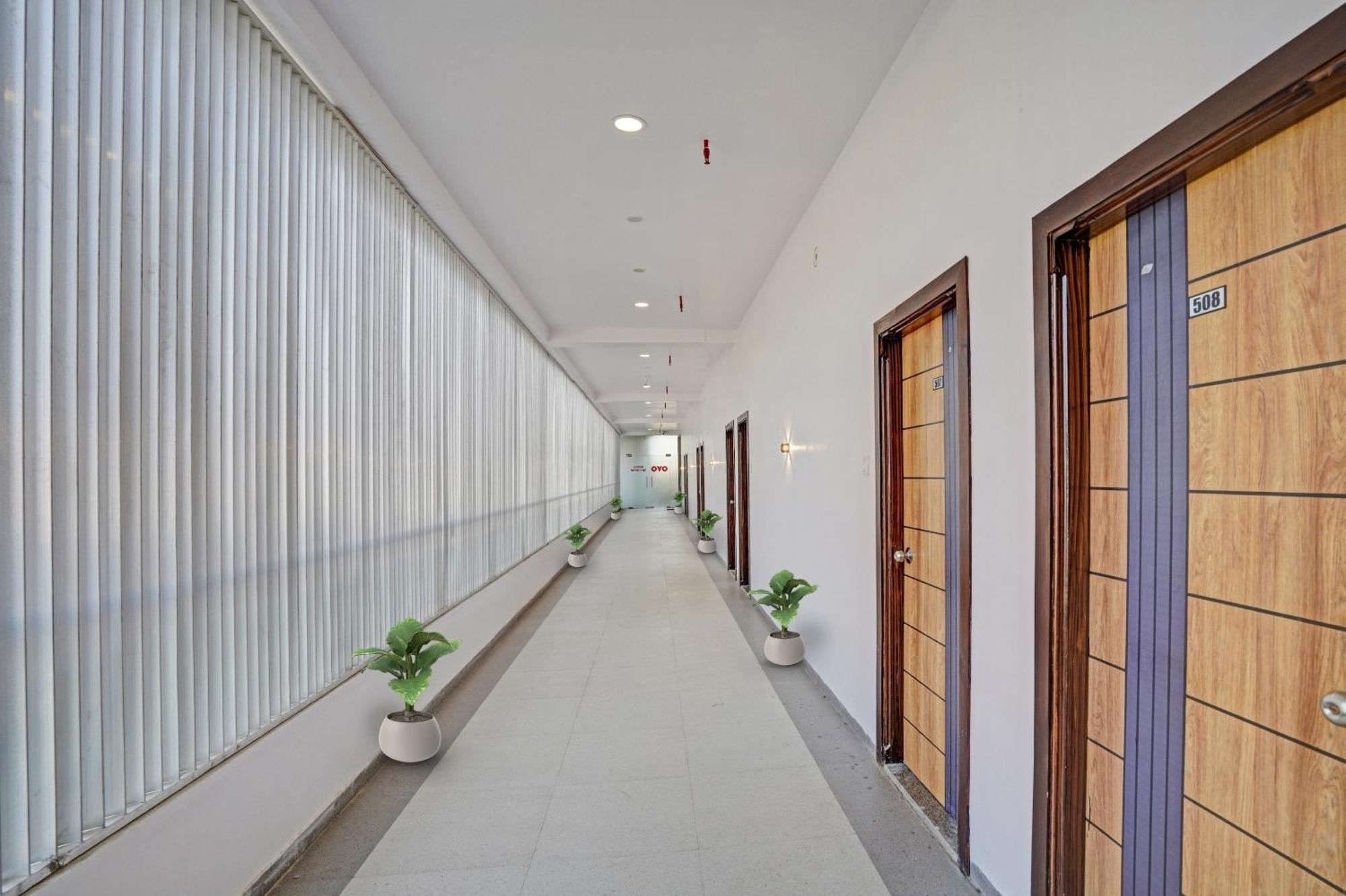 Hotel O Sky View Surat Buitenkant foto
