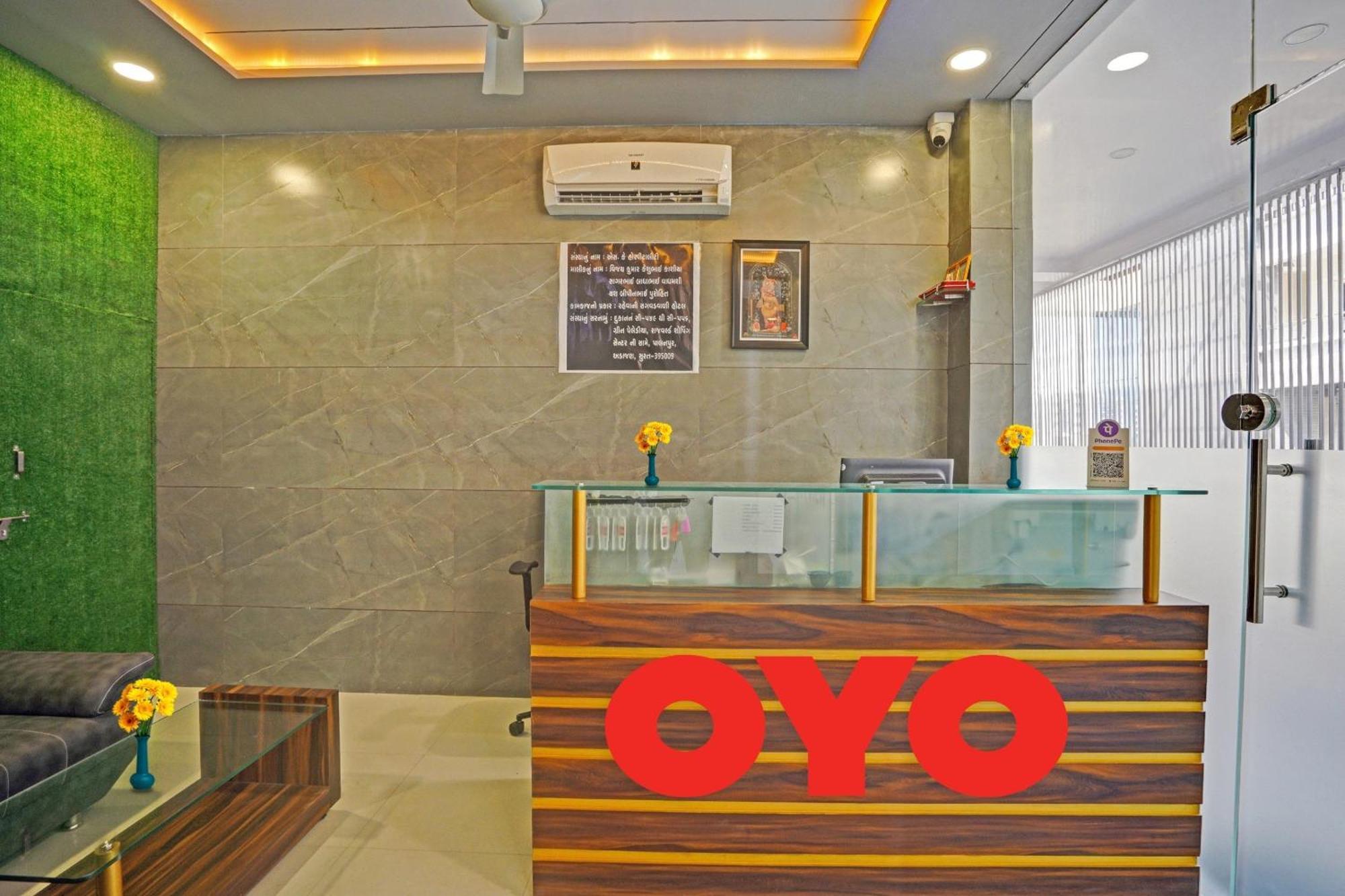 Hotel O Sky View Surat Buitenkant foto