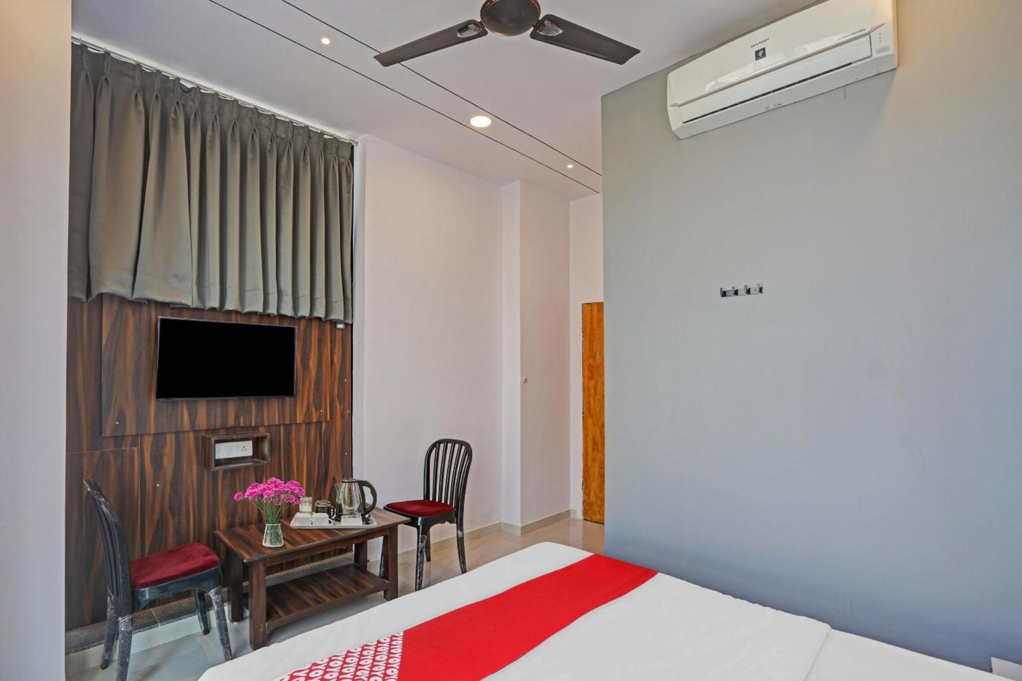 Hotel O Sky View Surat Buitenkant foto
