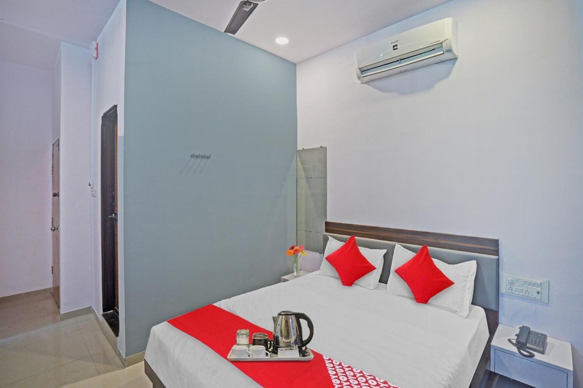 Hotel O Sky View Surat Buitenkant foto