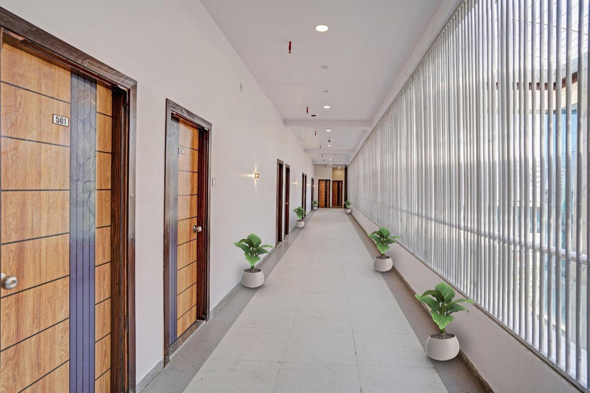 Hotel O Sky View Surat Buitenkant foto
